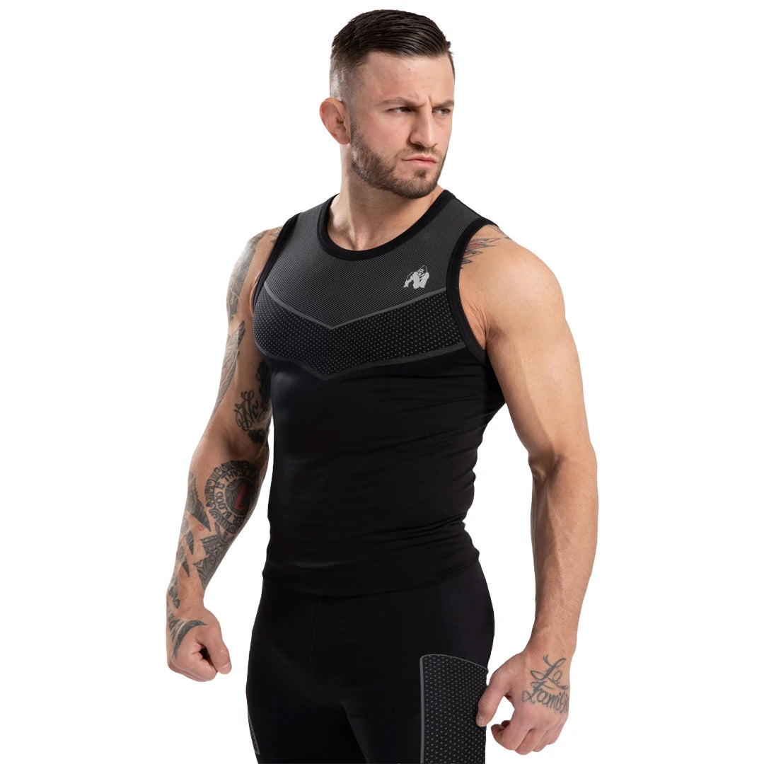 Gorilla Wear Norton Seamless Tank Top Black on tiukka musta miesten treenitoppi harmaalla rintakuviolla., kuva 4/6