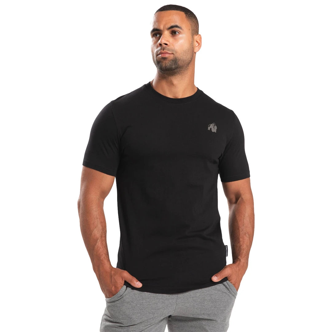 Gorilla Wear Oregon T-Shirt Black, musta puuvillainen t-paita hillityllä rintalogolla miehen yllä., kuva 6/8