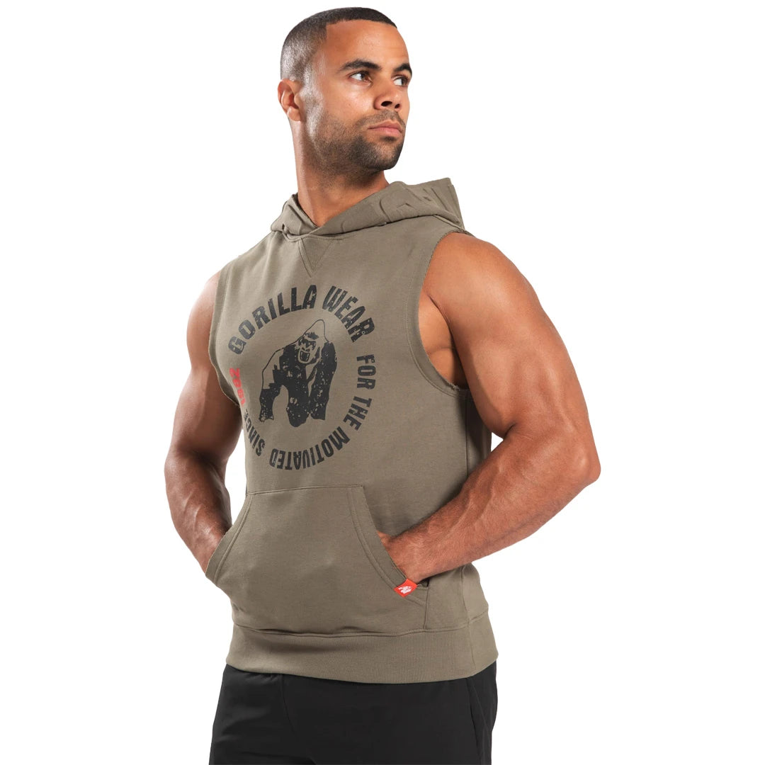 Gorilla Wear Marshall Sleeveless Hoodie Army Green mallin yllä, avarat kädentiet, etutasku ja iso rintapainatus., kuva 1/8
