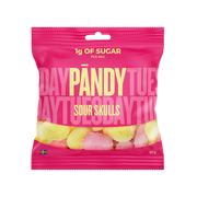 Pändy Candy 50 g Sour Skulls vaaleanpunaisessa pussissa, täynnä keltaisia ja vaaleanpunaisia happamia vaahtokarkkeja.