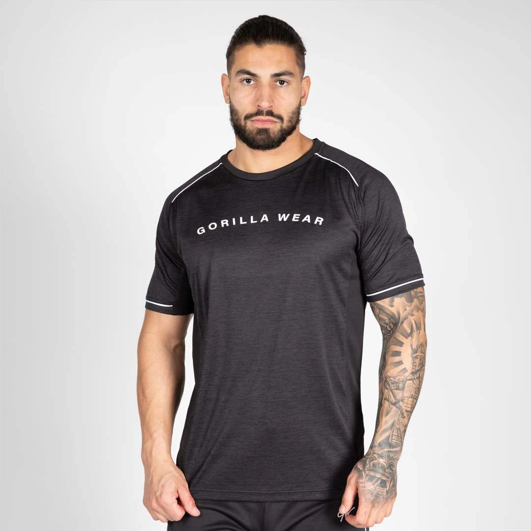 Gorilla Wear Fremont T-Shirt Black, musta treenipaita valkoisilla yksityiskohdilla ja logolla miehen päällä., kuva 6/8