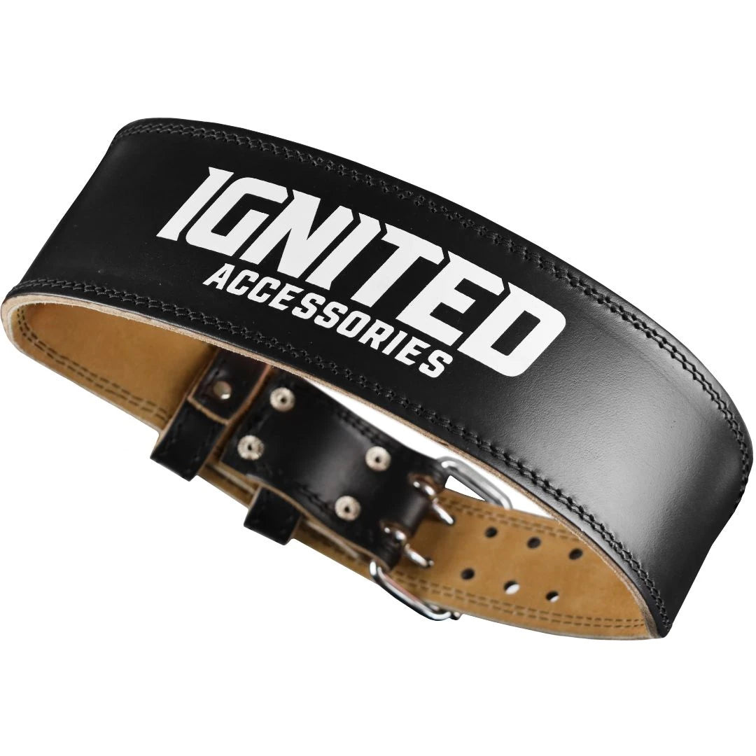 Musta nahkainen Ignited Classic Lifting Belt Black -treenivyö, jossa on valkoinen logo ja kaksipiikkinen solki., kuva 1/5