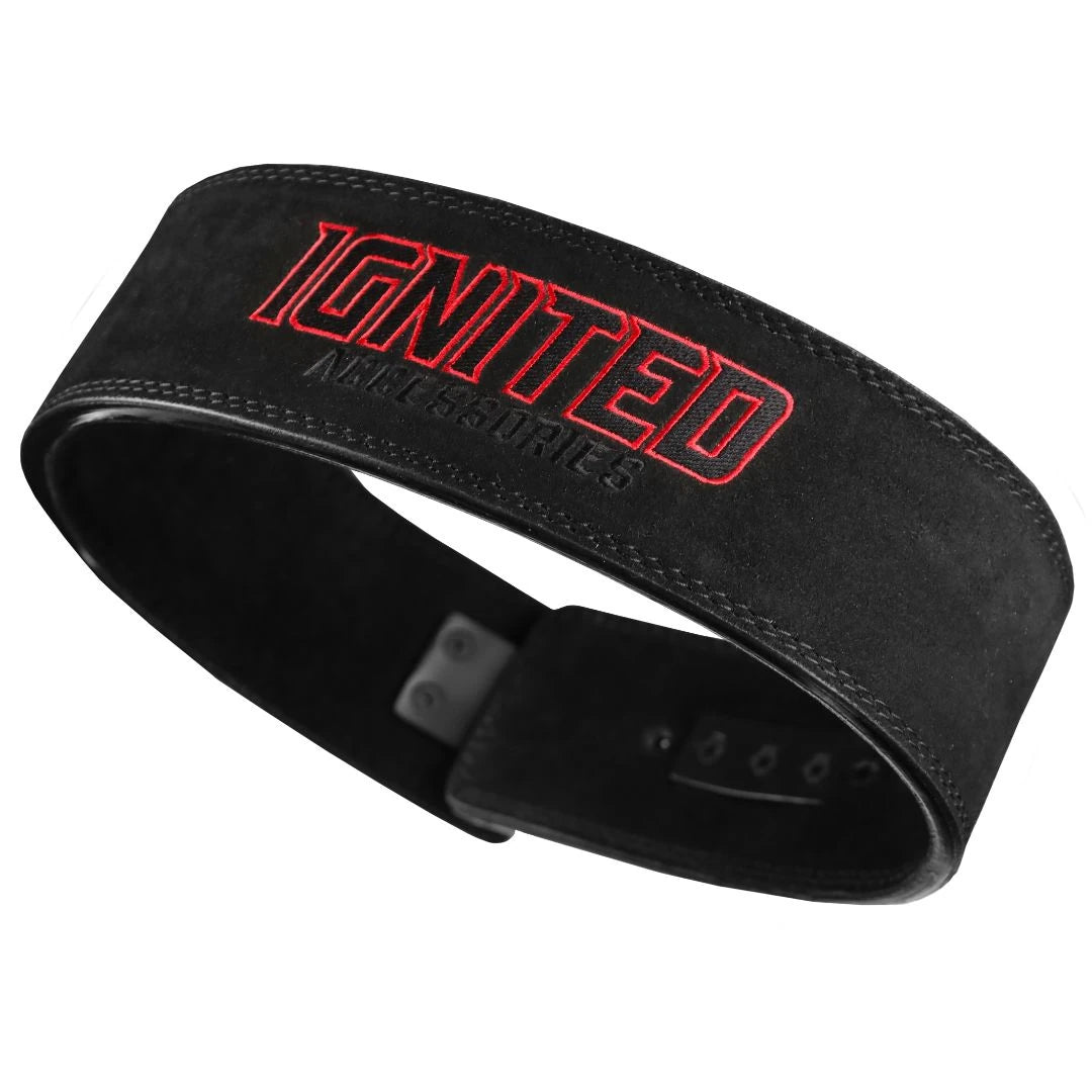 Ignited Adjustable Lever Belt Black, ett svart lyftarbälte i premiumläder med röd logotyp och synliga sömmar., bild 5 av 5