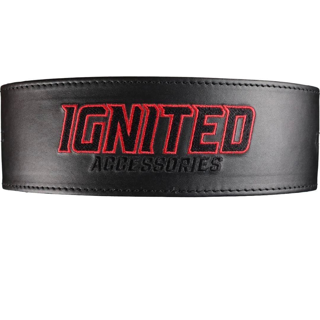 Ignited Padded Premium Lifting Belt Black är ett svart lyftarbälte i läder med röd broderad logotyp för tunga lyft., bild 5 av 5