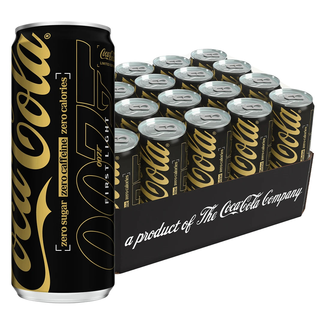 20 x Coca-Cola Zero 330 ml Kofeiiniton mustassa lavassa, jossa on yhteensopivia mustia tölkkejä kultaisilla yksityiskohdilla.