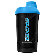 Tyylikäs musta Stacker2 Europe Shaker Bottle 600 ml -shaker vaaleansinisellä kannella ja kierrekorkilla.