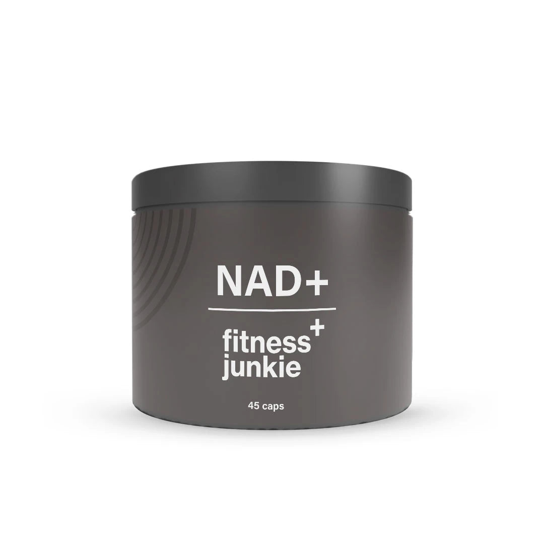 fitnessjunkie NAD+ 45 caps tyylikkäässä tummanharmaassa purkissa, jossa on musta kansi ja valkoinen teksti., kuva 1/1