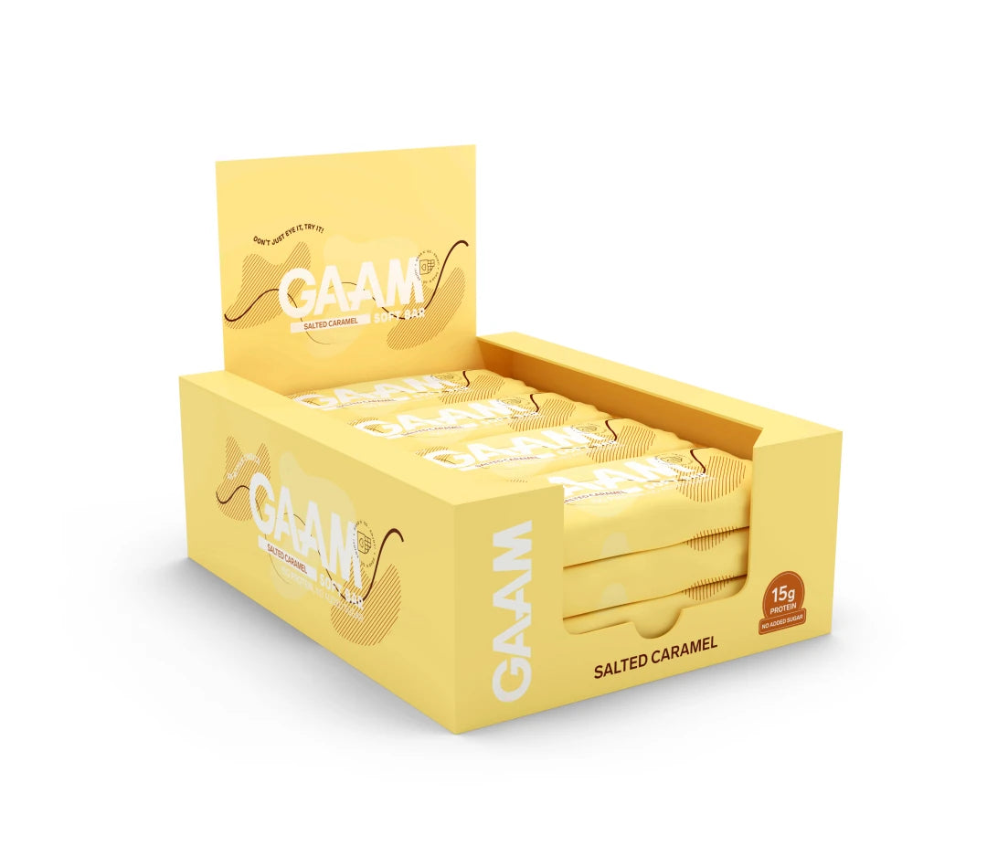 12 x GAAM Soft bar 45 g Salted Caramel keltaisessa esittelylaatikossa, joka on täynnä proteiinipatukoita., kuva 1/1
