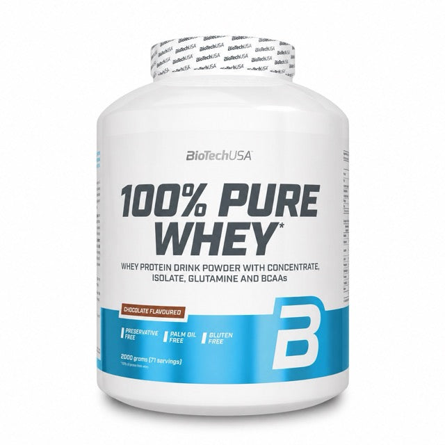 BioTechUSA 100% Pure Whey 2 kg -proteiinijauhe valko-sinisessä purkissa, makuna Chocolate.