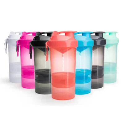 Smartshake Original2Go 600 ml -shakerit useissa eri väreissä, joissa on kätevät säilytyslokerot ja karbiinihaka., kuva 4/5