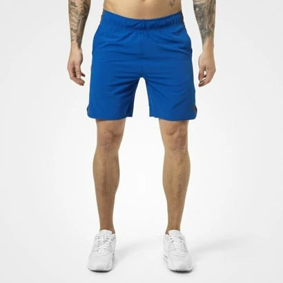 Better Bodies Brooklyn Shorts Strong Blue, siniset miesten treenishortsit kudotusta polyesteristä mallin yllä., kuva 1/2