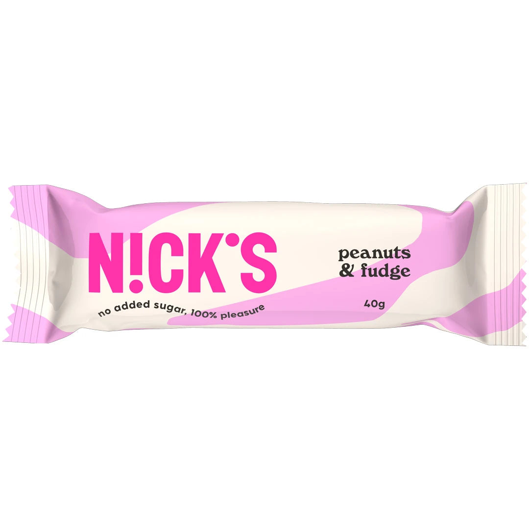 Nicks Peanuts &amp; fudge 40 g -suklaapatukka valkoisessa pakkauksessa vaaleanpunaisilla yksityiskohdilla., kuva 1/1