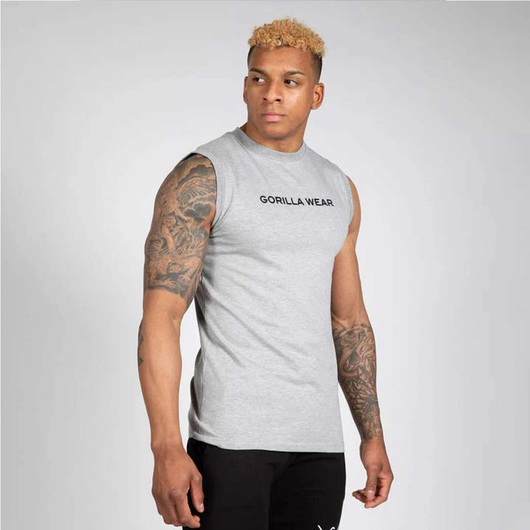 Mies yllään Gorilla Wear Sorrento Sleeveless T-Shirt Grey, harmaa slim fit -treenipaita mustalla rintapainatuksella., kuva 4/8