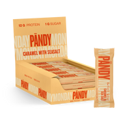18 x Pändy Protein Bar 35 g Nougat with Hazelnut ruskeassa laatikossa, jonka edessä on vastaava proteiinipatukka.