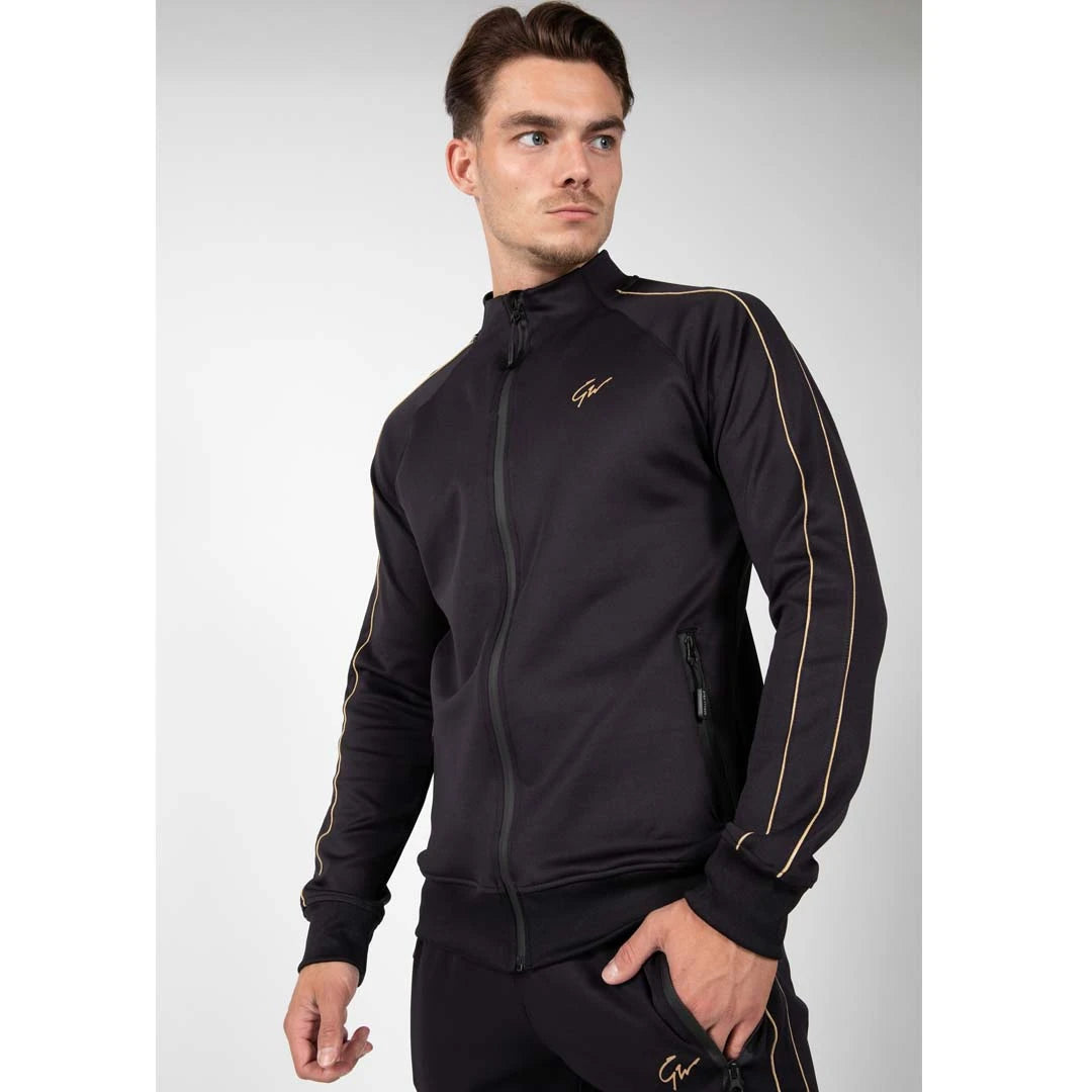 Gorilla Wear Wenden Track Jacket Black/Gold, musta treenitakki kultaisilla raidoilla ja logolla, mallin yllä., kuva 3/8
