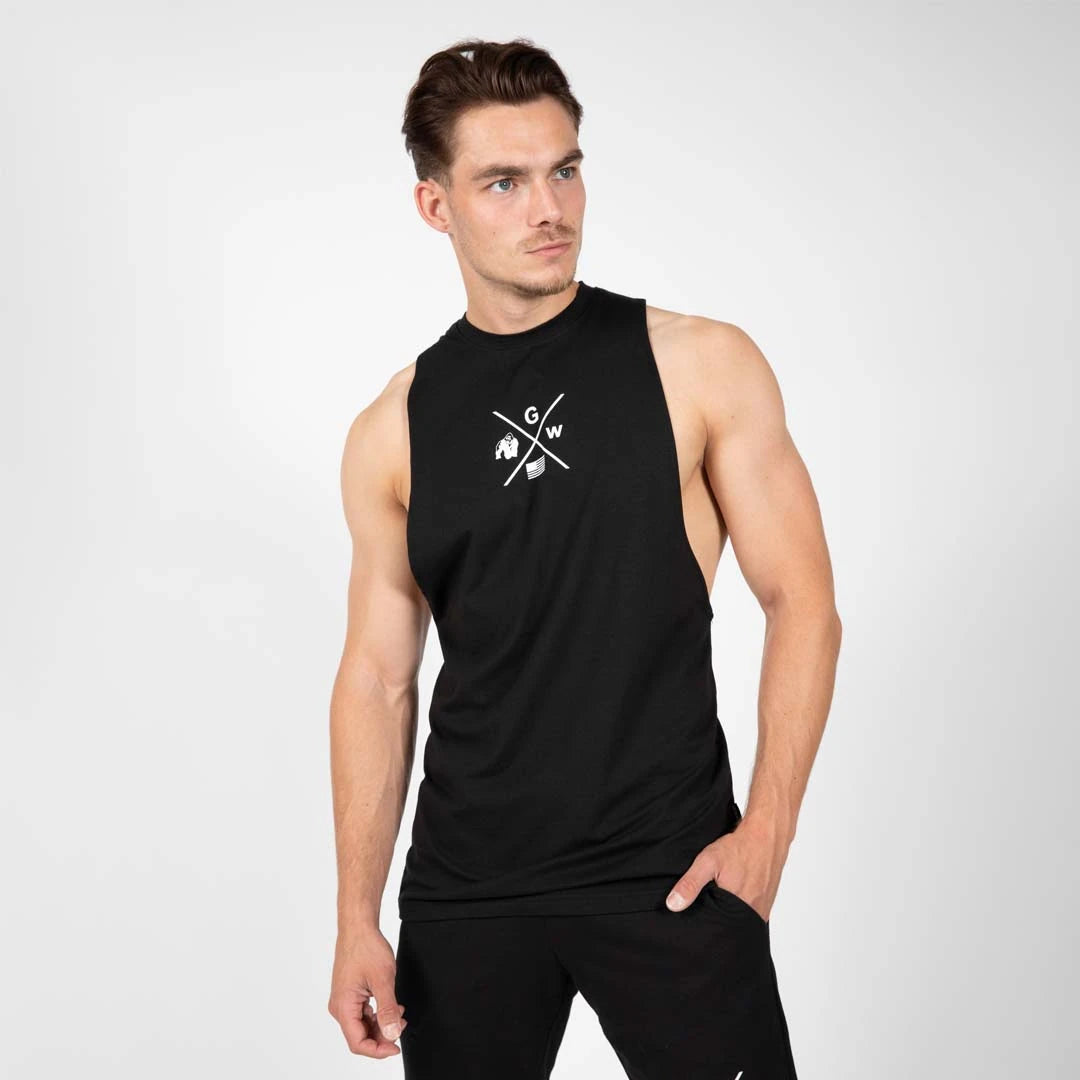 Gorilla Wear Cisco Drop Armhole Tank Top Black -treenihihaton, musta malli syvillä kädenteillä ja valkoisella logolla.