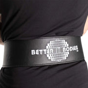Better Bodies BB Lifting Belt Black, ett svart träningsbälte i läder med broderad vit logotyp buret runt midjan.