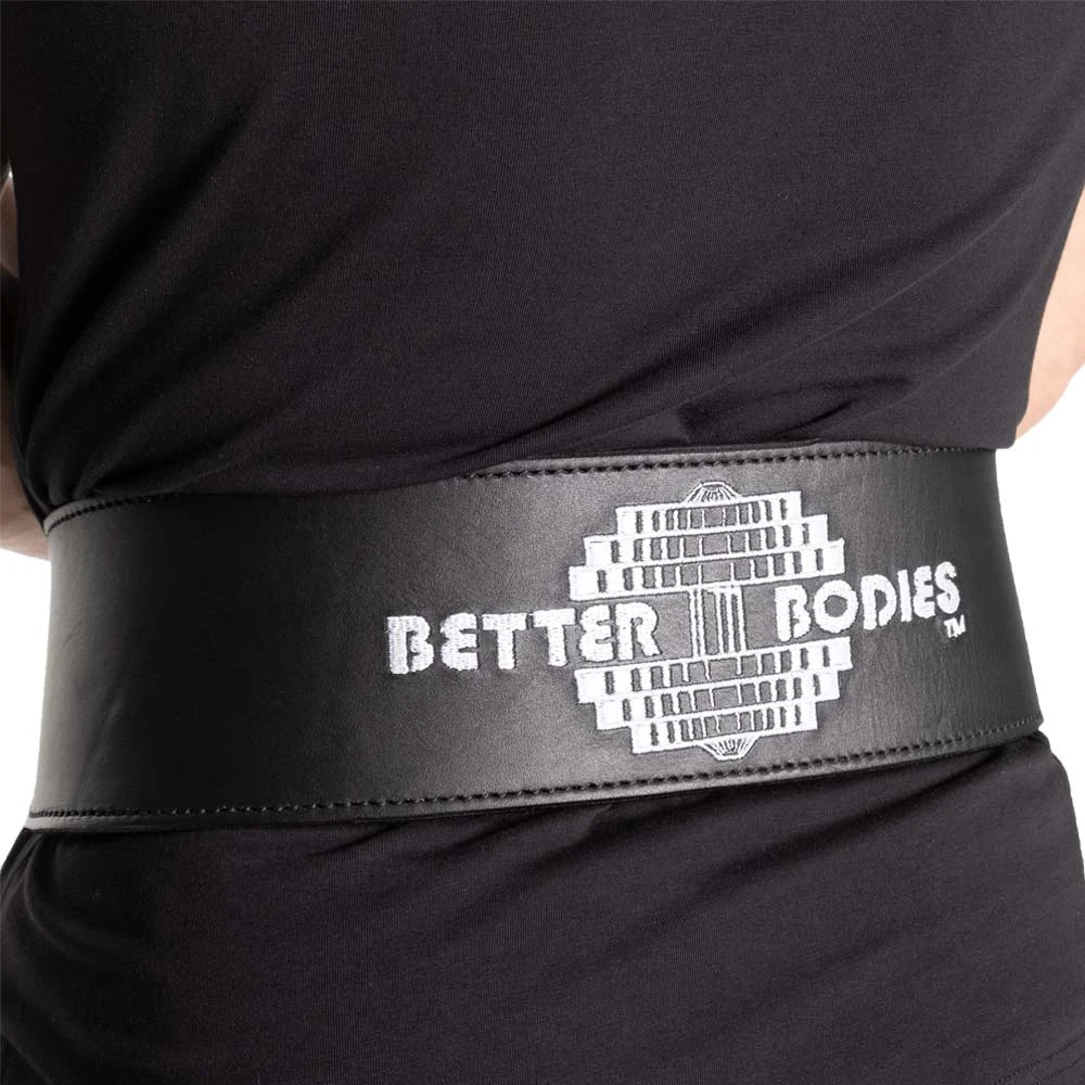 Musta nahkainen Better Bodies BB Lifting Belt Black -nostovyö suurella valkoisella logolla mustapaitaisen henkilön yllä., kuva 2/2
