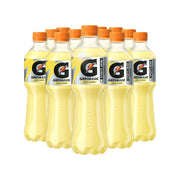 12 x Gatorade 500 ml Lemon läpinäkyvissä muovipulloissa, joissa on keltaista urheilujuomaa, oranssi korkki ja musta teksti.