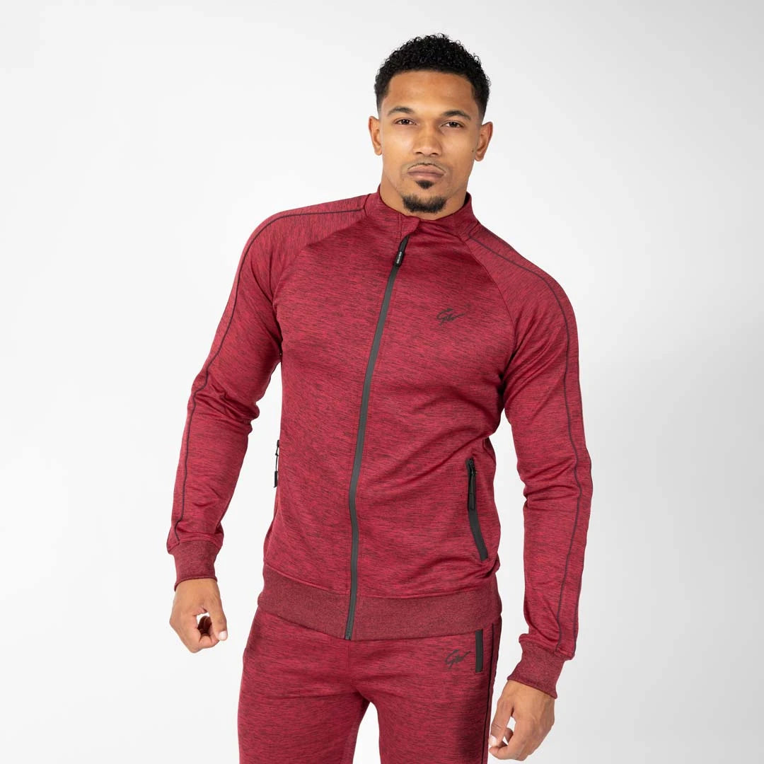 Gorilla Wear Wenden Track Jacket Burgundy Red, viininpunainen joustava treenitakki mustilla yksityiskohdilla miehen yllä.