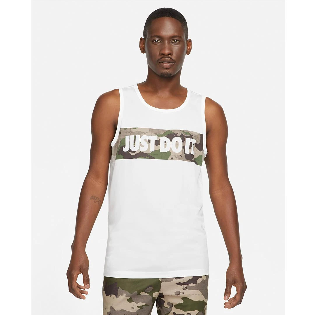 Nike Dri-FIT Tank Top White, valkoinen treenitoppi, jonka rinnassa on suuri Just Do It -logo ja maastokuvioituja yksityiskohtia.