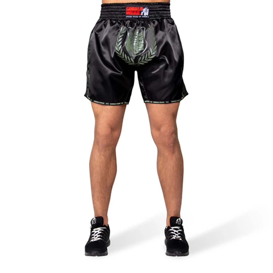 Gorilla Wear Murdo Muay Thai / Kickboxing Shorts Army Green Camo mustasta kiiltävästä polyesteristä suurella etulogolla.