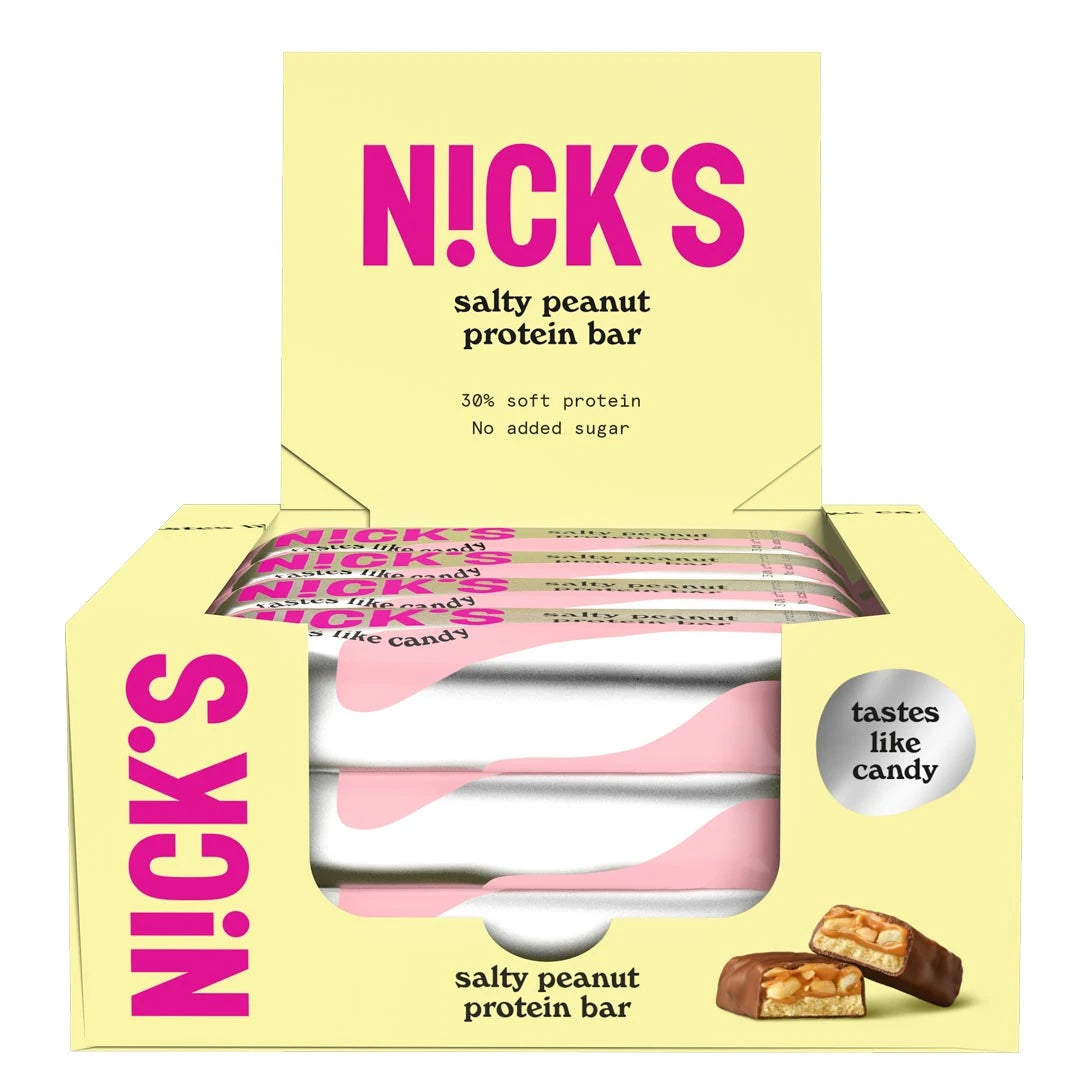 12 x NICKS Soft bar 50 g Salty Peanut SUPER DEAL vaaleankeltaisessa laatikossa, täynnä valko-pinkkejä proteiinipatukoita., kuva 1/1