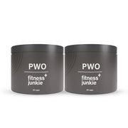 2 x fitnessjunkie PWO 30 caps -suorituskykyä parantavat kapselit kahdessa tummanharmaassa purkissa valkoisella tekstillä.