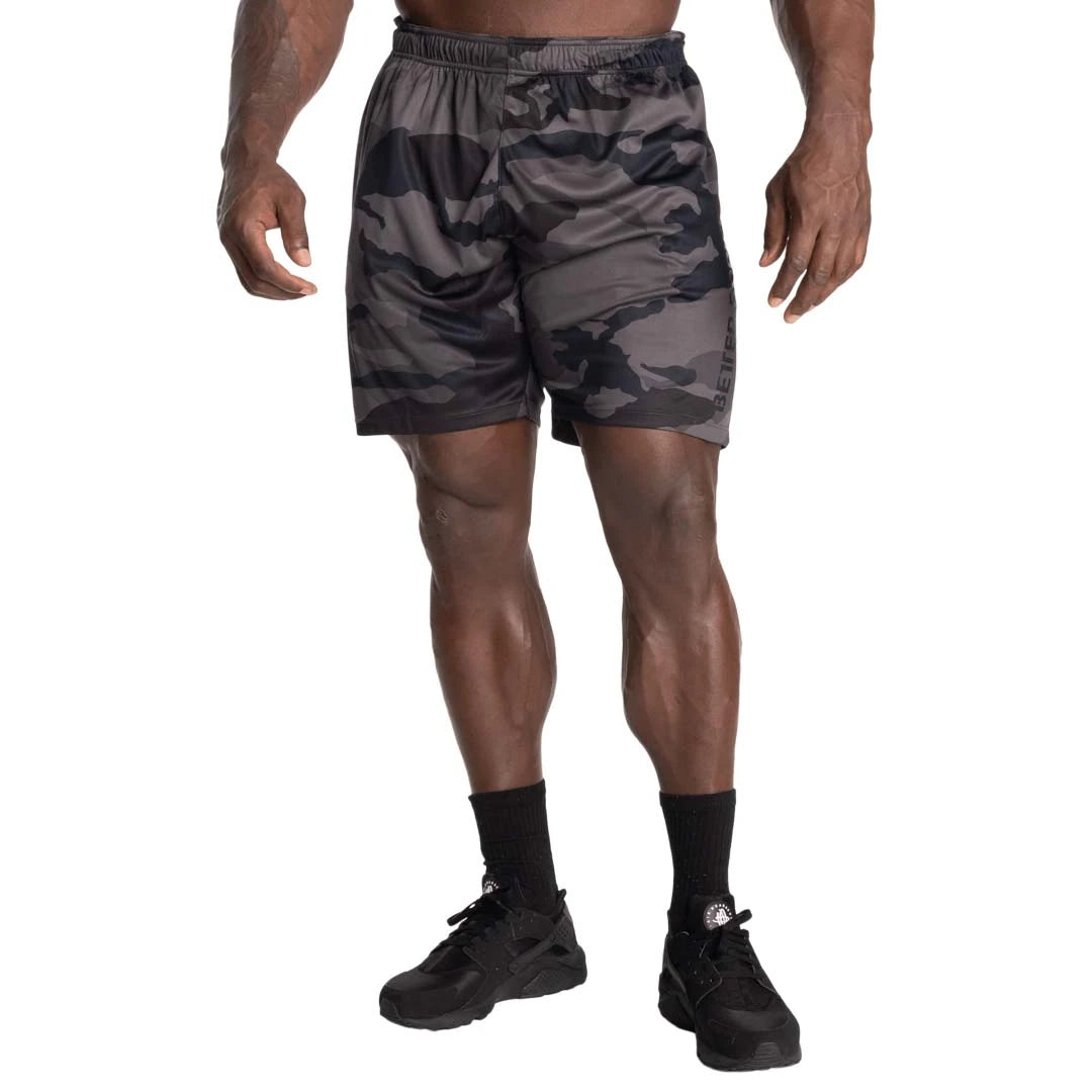 Better Bodies Loose Function Shorts Dark Camo, väljät treenishortsit tummalla maastokuviolla mallin päällä., kuva 4/6