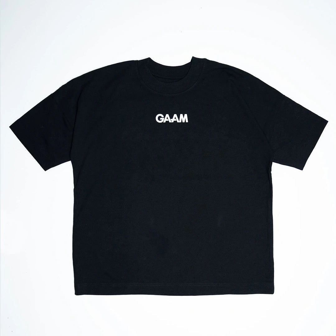 GAAM Oversize T-shirt Black on 100 % puuvillainen musta t-paita, jonka rinnassa on keskitetty valkoinen logo.