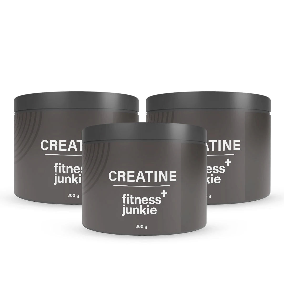 3 x fitnessjunkie Creatine 300 g -kreatiini kolmessa tummanharmaassa purkissa valkoisella tekstillä., kuva 1/1