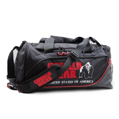 Musta Gorilla Wear Jerome Gym Bag polyesteristä punaisella logolla, kantokahvoilla ja olkahihnalla treeniin.