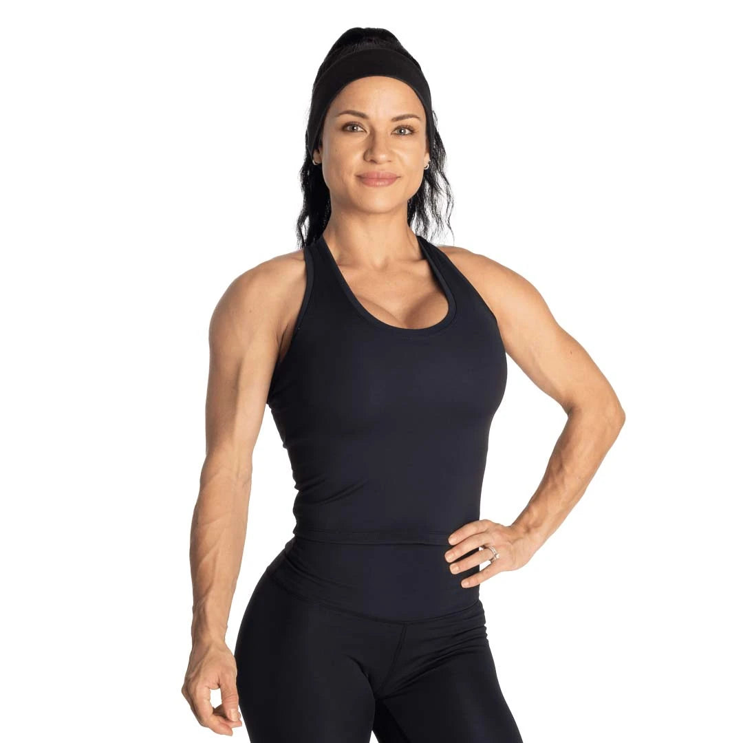 Better Bodies Core Crop T-back Black, musta ja vartalonmyötäinen naisten treenitoppi mallin yllä., kuva 1/5