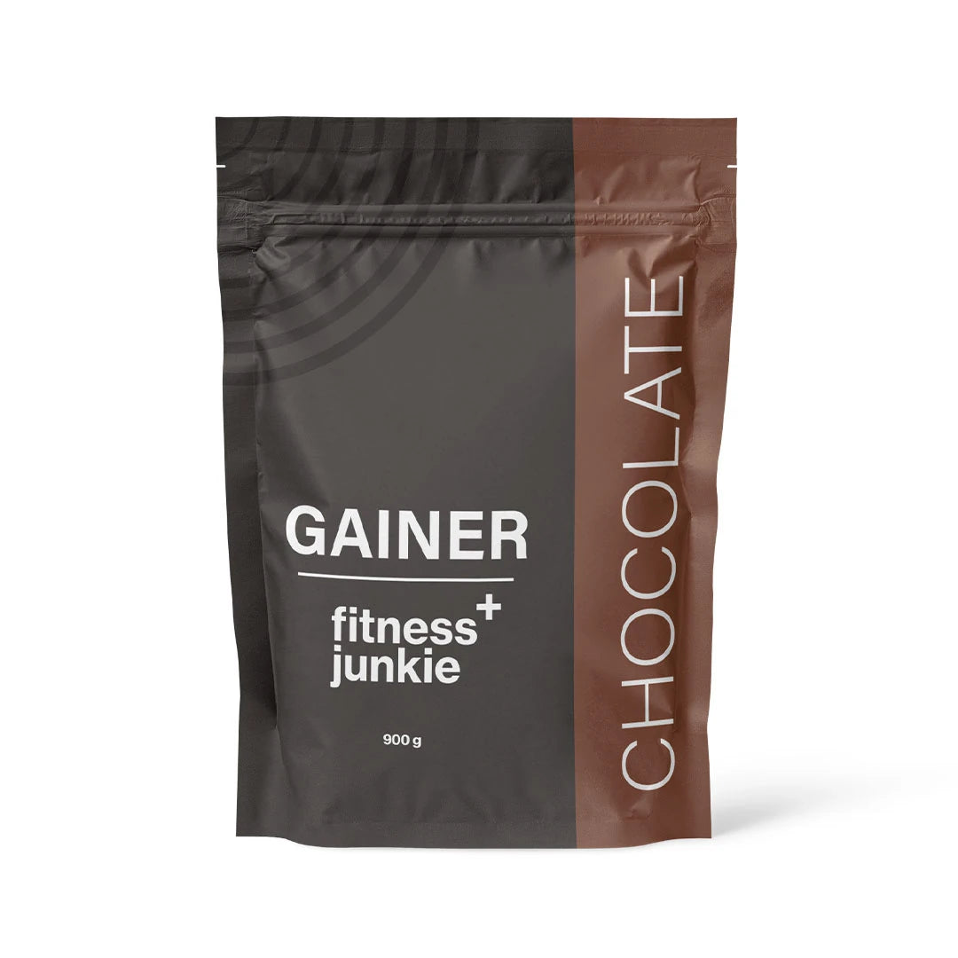 fitnessjunkie Gainer 900 g tummanharmaassa ja ruskeassa pussissa, makuna Chocolate., kuva 2/3