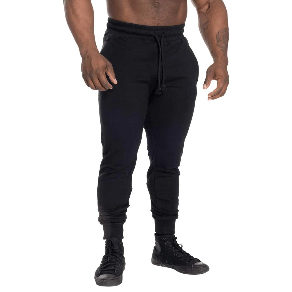 GASP Tapered Joggers Black -mustat treenihousut, joissa on kapeneva istuvuus ja kiristysnauha., kuva 1/2