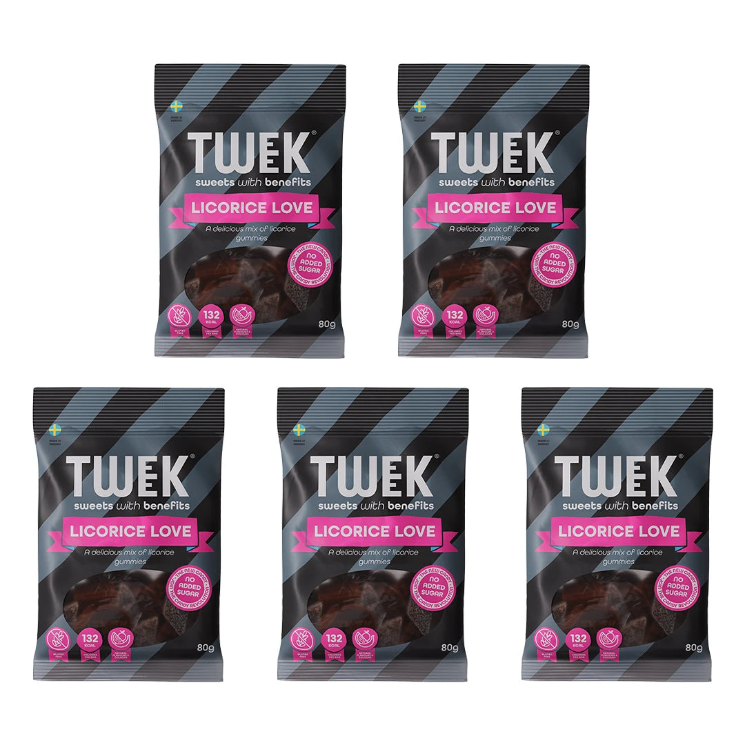 Viisi mustaa 5 x Tweek Sweets 80 g Licorice Love -makeispussia vaaleanpunaisilla yksityiskohdilla valkoisella taustalla., kuva 1/1