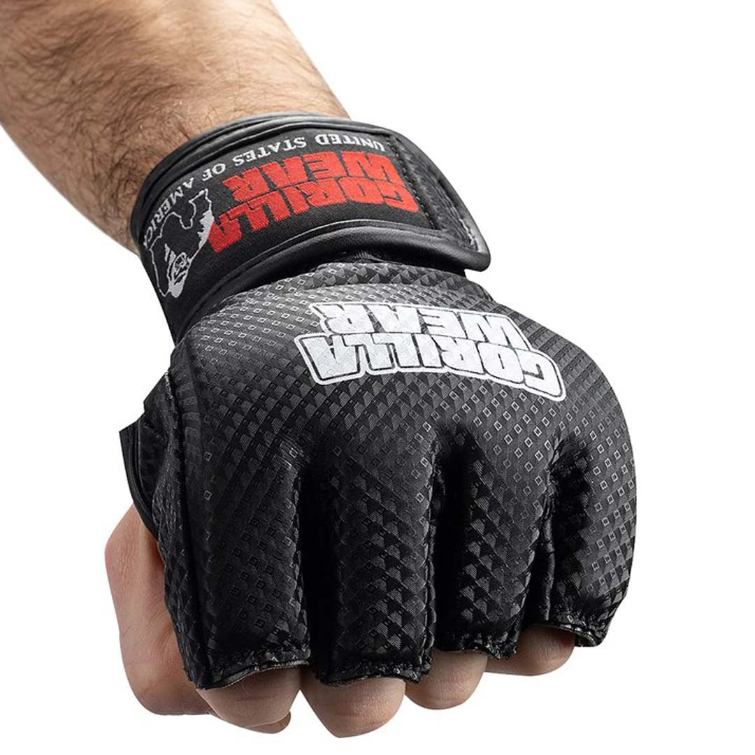 Gorilla Wear Berea MMA Gloves (without thumb) Black &amp; White i svart PU-läder med kolfibermönster på en knuten näve., bild 3 av 4