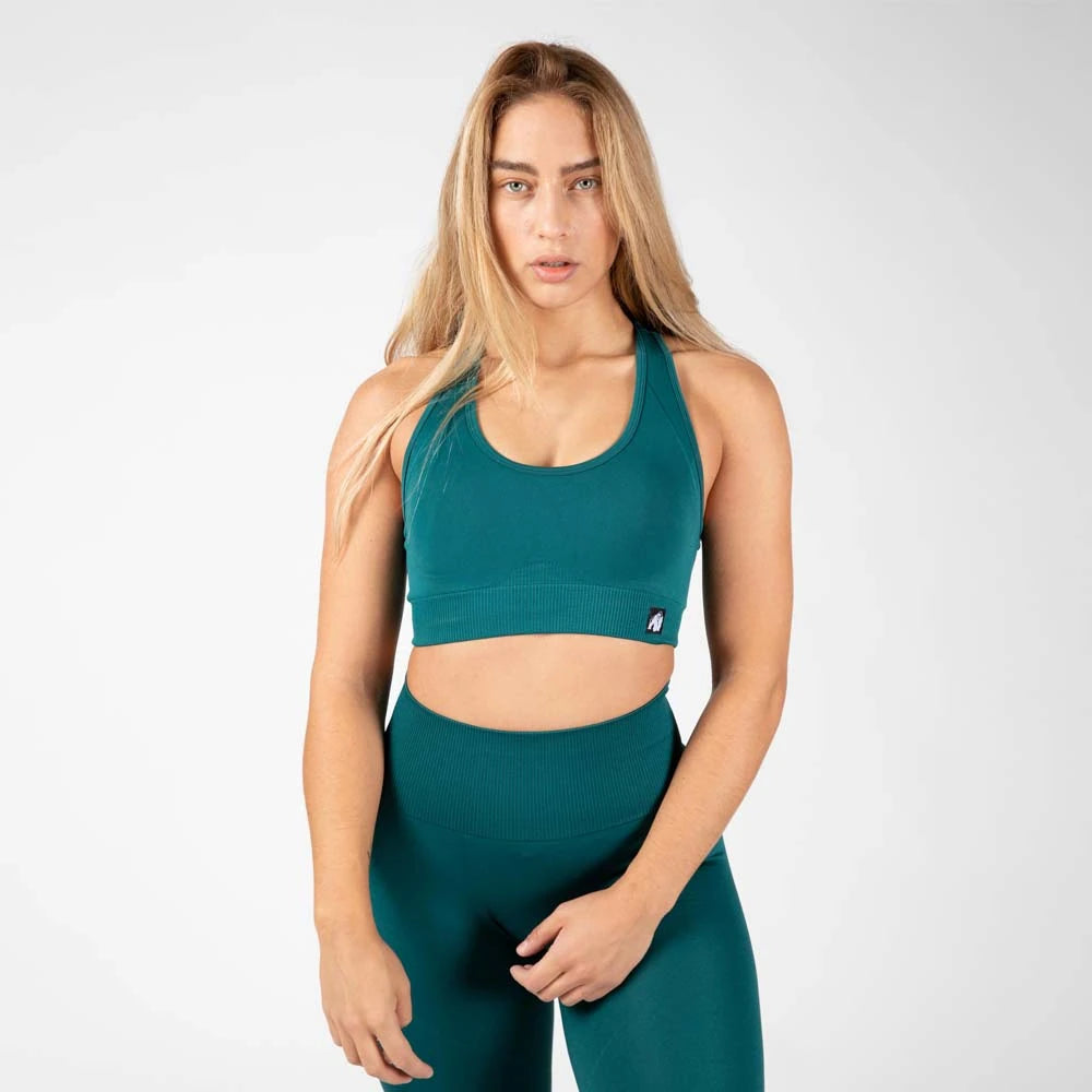 Gorilla Wear Yava Seamless Sport Bra Green, vihreä saumaton urheiluliivi ribatulla alaresorilla mallin päällä., kuva 2/3