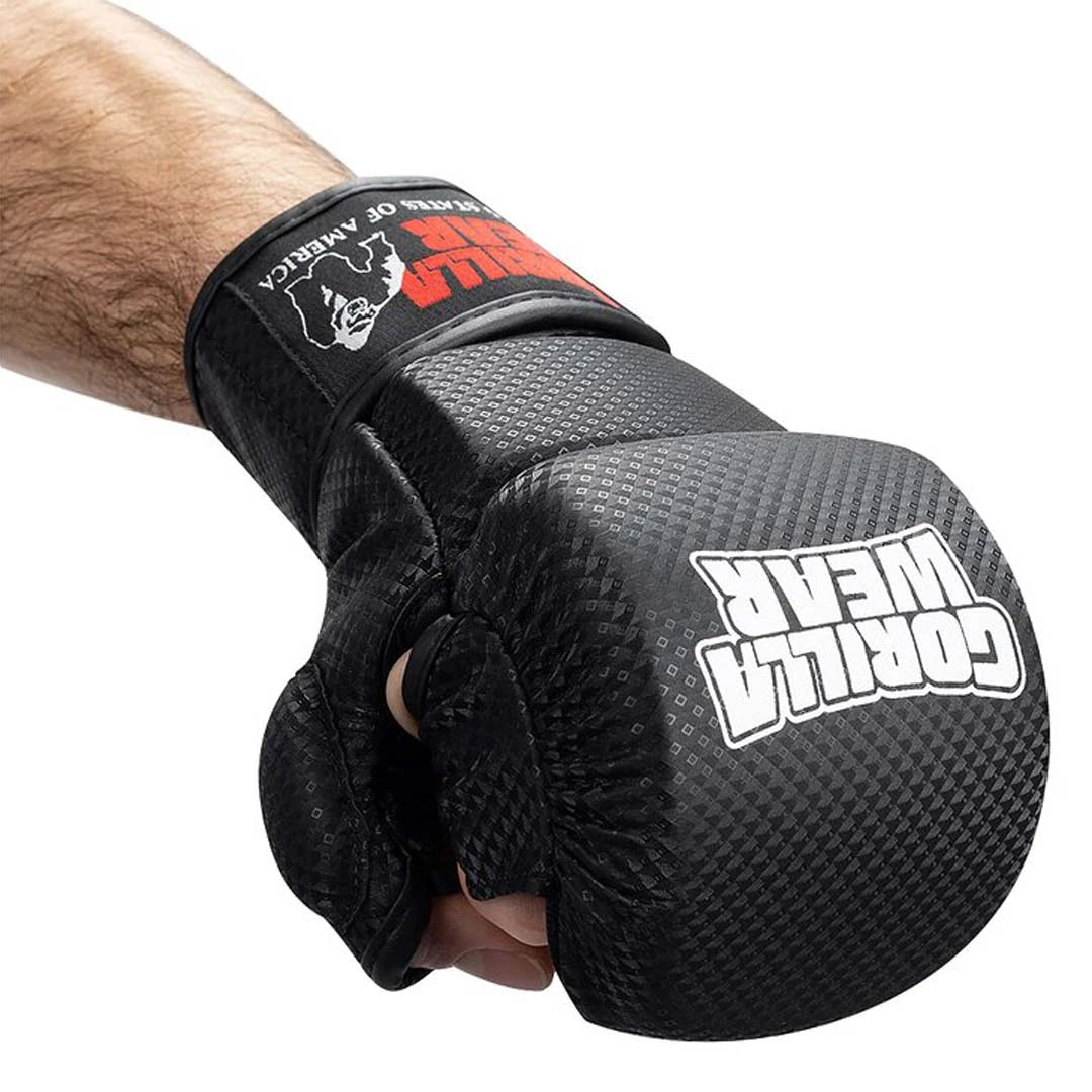 Gorilla Wear Ely MMA Sparring Gloves Black &amp; White med kolfiberdesign på en knuten hand under träning., bild 2 av 3