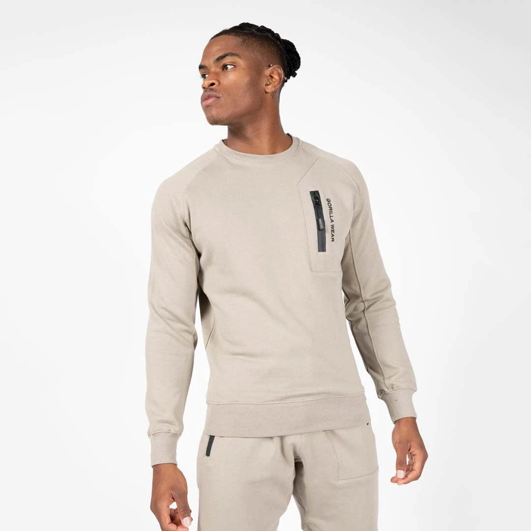 Miesmalli yllään Gorilla Wear Newark Sweater Beige, rento puuvillapaita mustalla vetoketjullisella rintataskulla., kuva 1/1