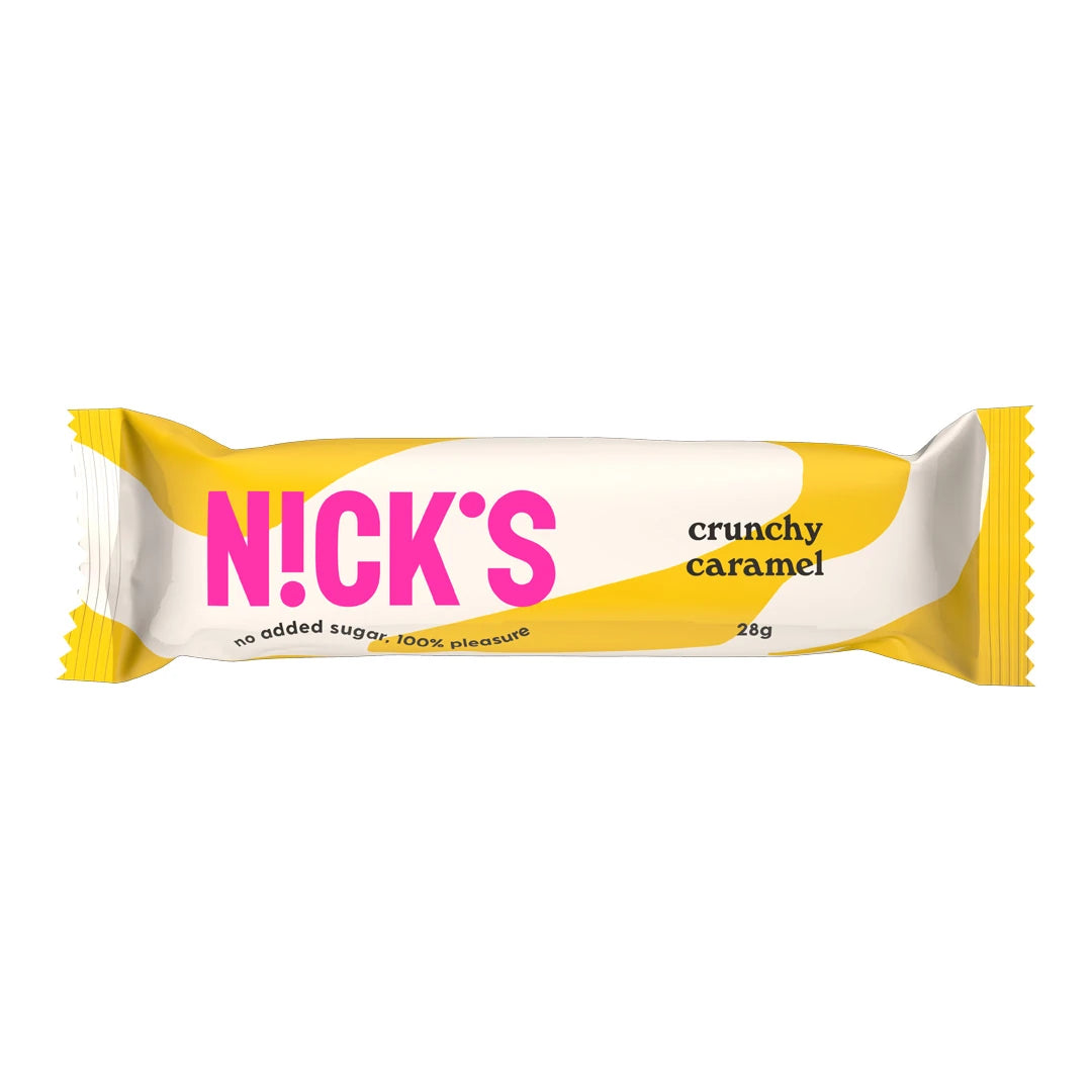 Nicks Crunchy Caramel 28 g -suklaapatukka valkoisessa kääreessä, jossa on keltaisia yksityiskohtia ja pinkki logo., kuva 1/1