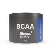 fitnessjunkie BCAA 300 g aminohappojauhetta tummanharmaassa purkissa sinisillä yksityiskohdilla, makuna Blueberry.