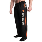 Mustat verkkokankaiset GASP No 89 Mesh Pants Black -treenihousut oranssilla raidalla ja suurella logopainatuksella.