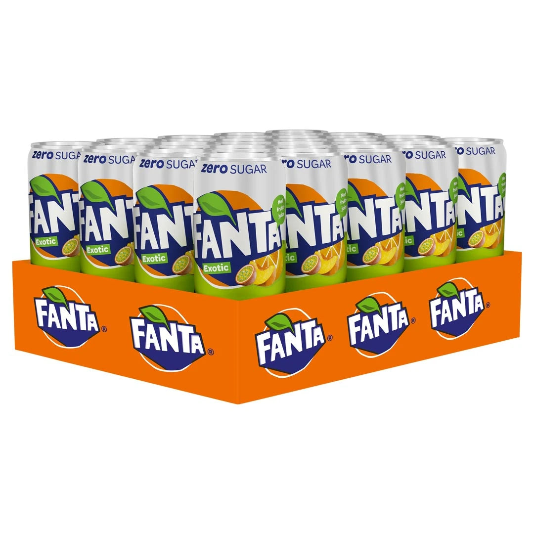 20 x Fanta Exotic Zero 330 ml oranssilla lavalla, jossa on hopeanvärisiä tölkkejä täynnä sokeritonta trooppista virvoitusjuomaa.