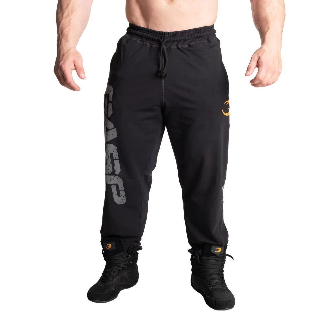 Mustat GASP Vintage Sweatpants Black -treenihousut, joissa on kiristysnauha ja suuri harmaa logo lahkeessa., kuva 6/6