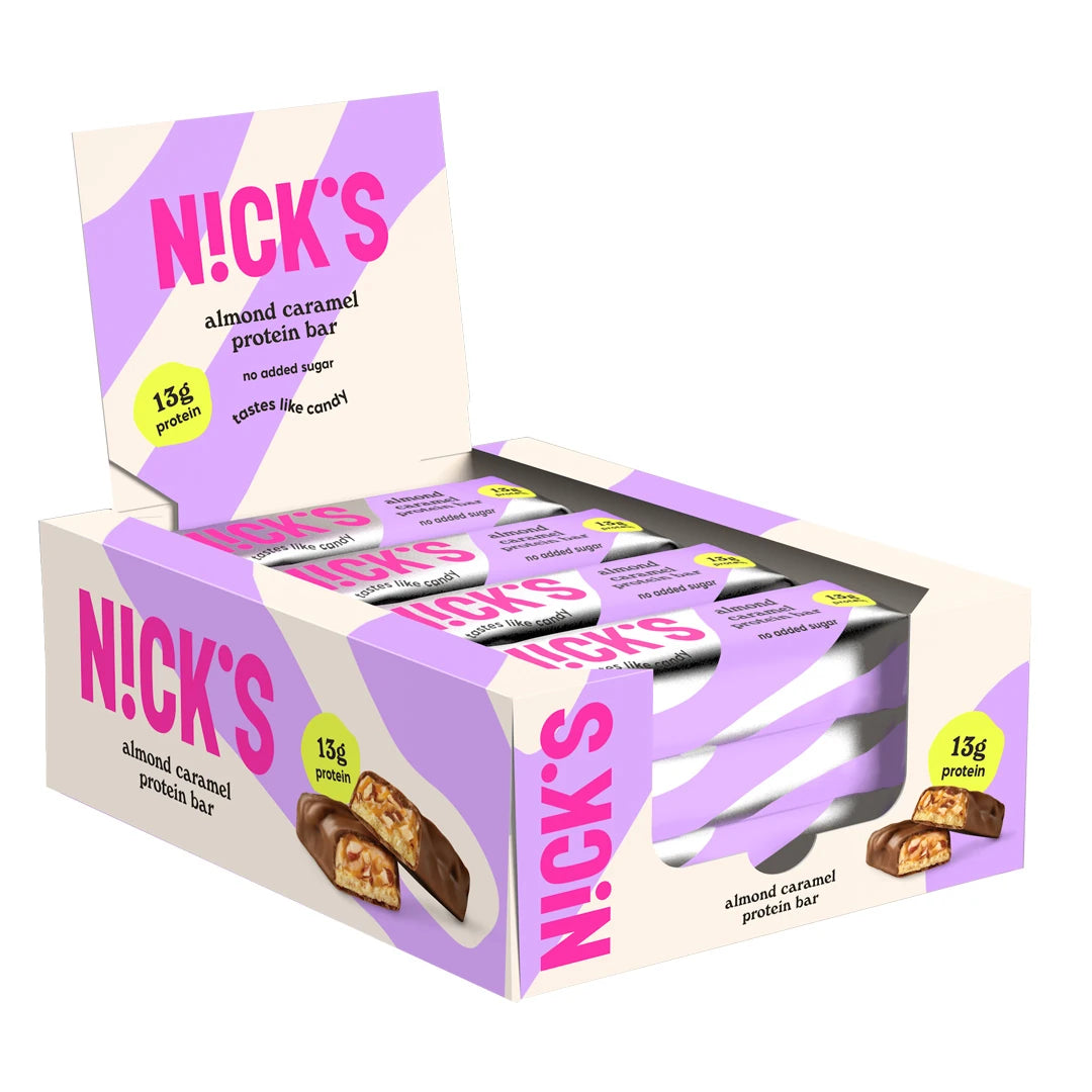 12 x NICKS Soft bar 50 g Almond Caramel liilavalkoisessa esittelylaatikossa yhteensopivilla pakkauksilla., kuva 1/1