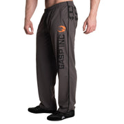 Harmaat verkkokankaiset Gasp No 89 Mesh Pants Grey -treenihousut mustalla sivupainatuksella ja oranssilla logolla.